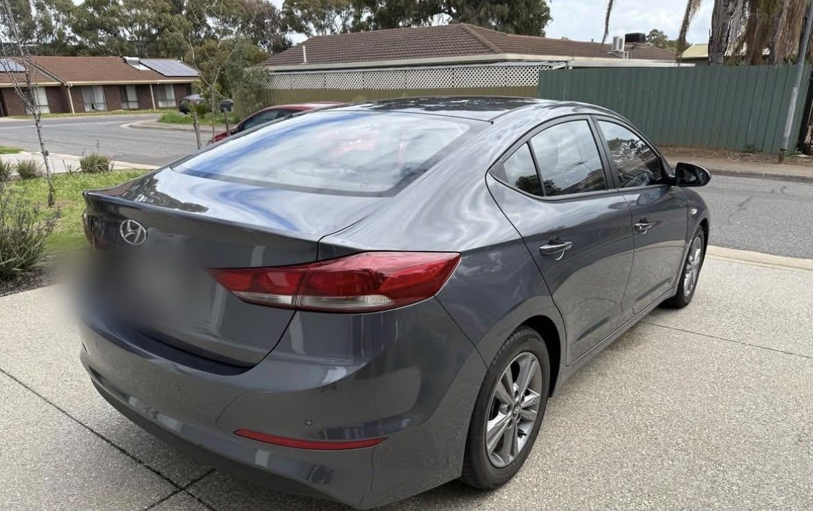 Grey 2017 Hyundai Elantra sedan parked on a driveway, photo 4